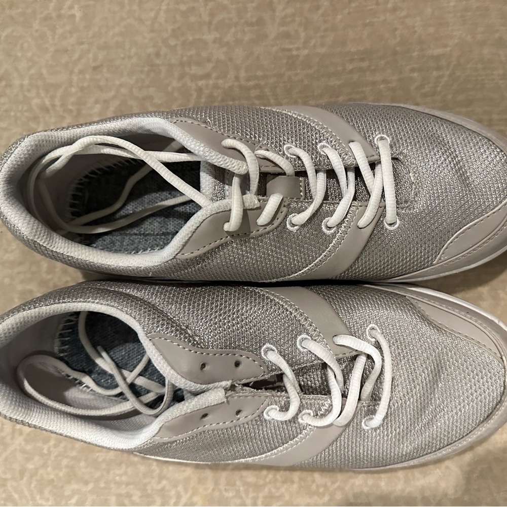 Vionic size 9 tennis shoe.  Great condition.